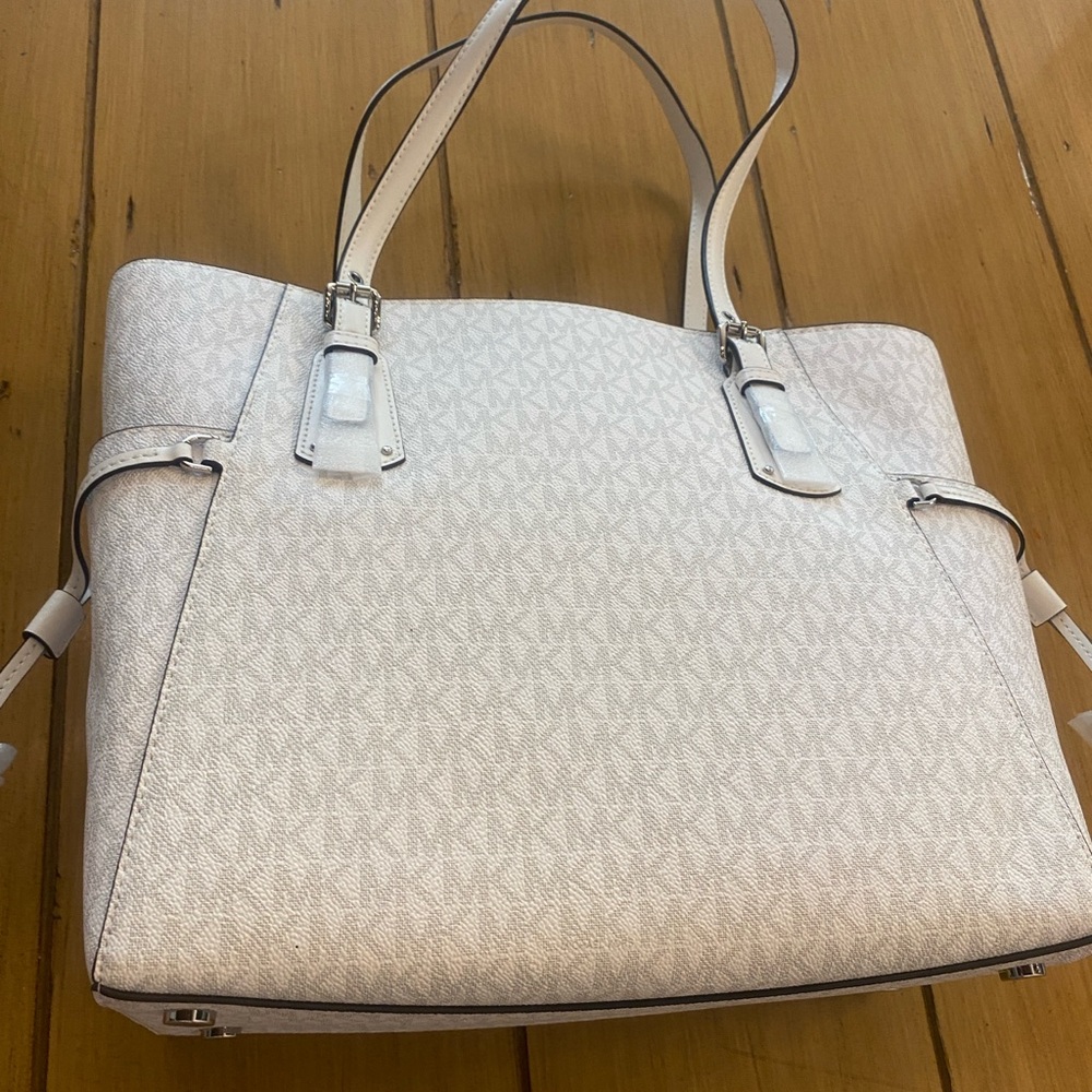 Michael Kors Voyager East West White Beige Signature Tote Authentic NEW w tags 🌷 - Picture 6 of 16